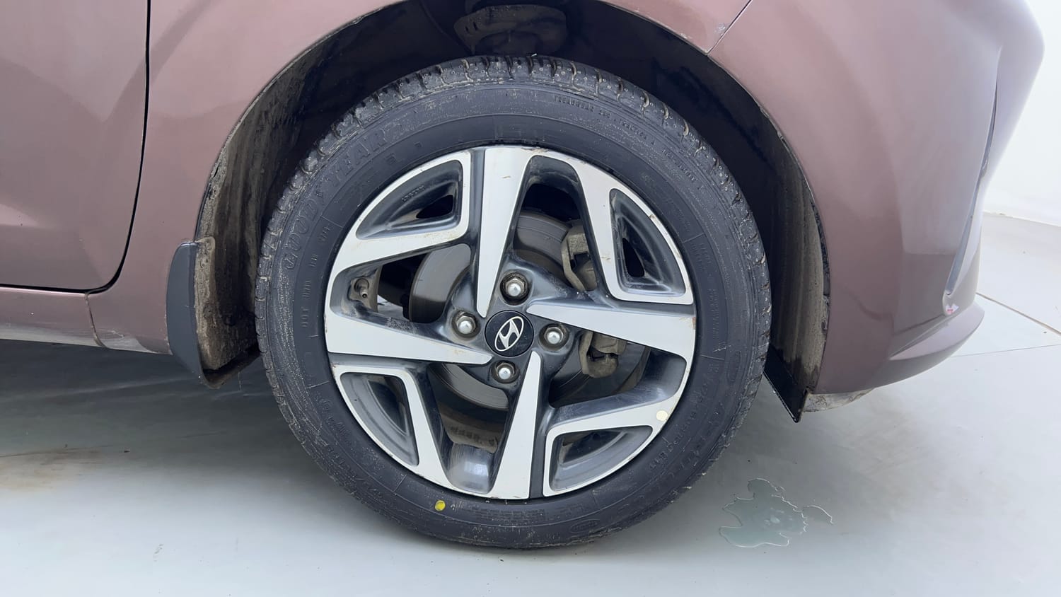 Used 2020 Hyundai Aura SX Plus 1.2 AMT Petrol Petrol Automatic tyres RIGHT FRONT TYRE RIM VIEW