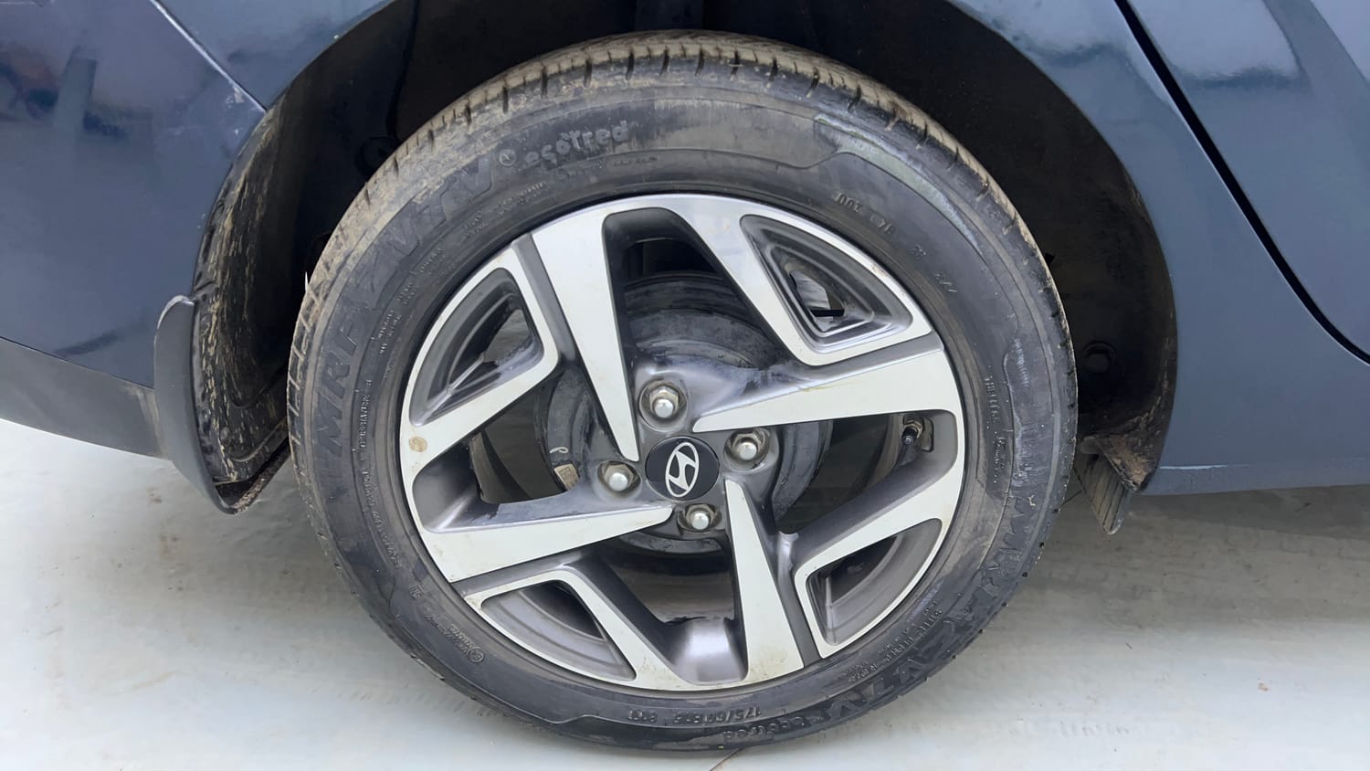 Used 2023 Hyundai Aura SX 1.2 CNG Cng Manual tyres RIGHT REAR TYRE RIM VIEW