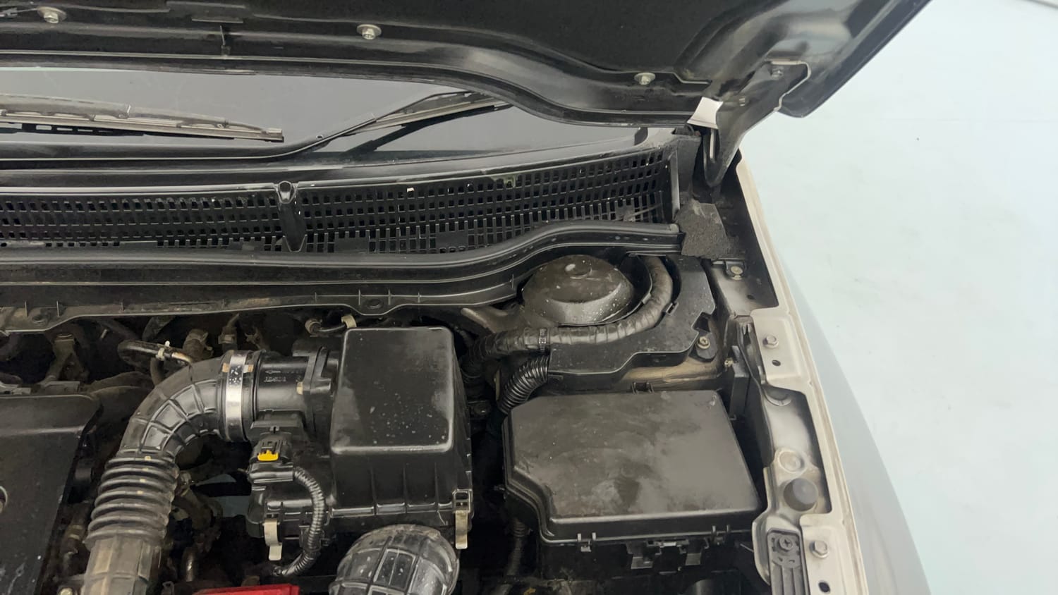 Used 2019 Maruti Suzuki S-Cross Delta 1.3 Diesel Manual engine ENGINE LEFT SIDE HINGE & APRON VIEW