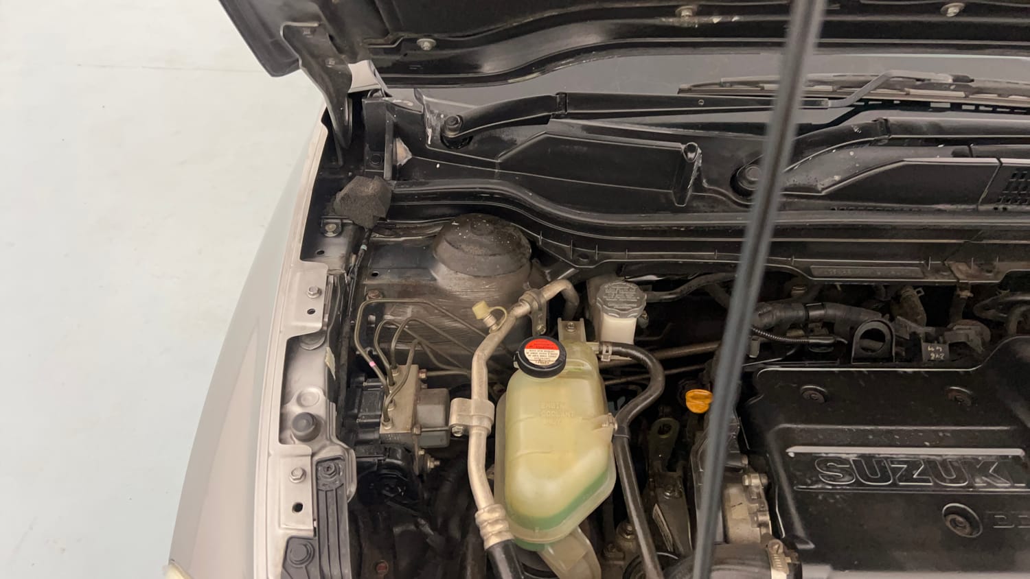 Used 2019 Maruti Suzuki S-Cross Delta 1.3 Diesel Manual engine ENGINE RIGHT SIDE HINGE & APRON VIEW