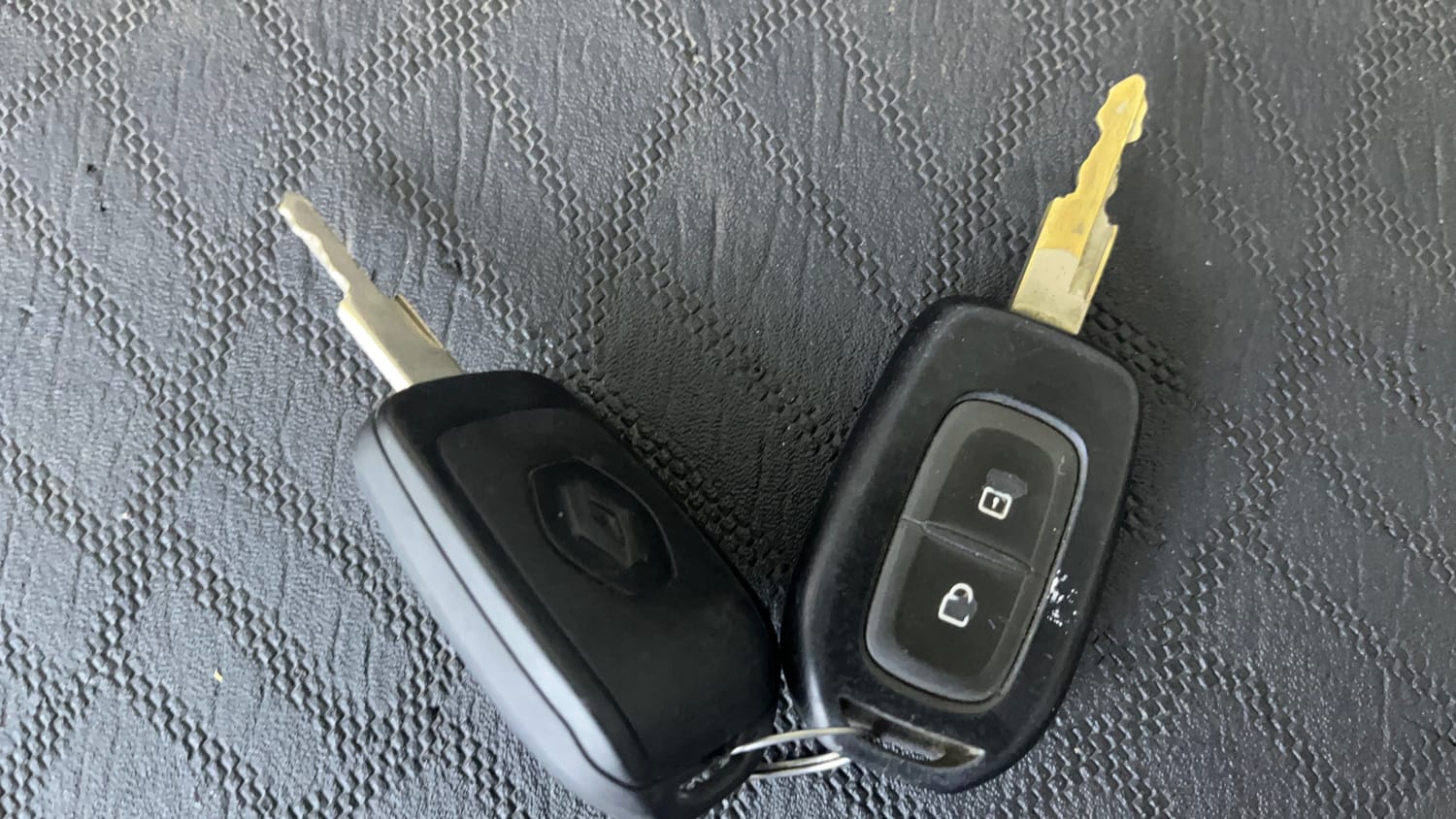 Used 2017 Renault Kwid 1.0 RXT AMT Petrol Automatic extra CAR KEY VIEW