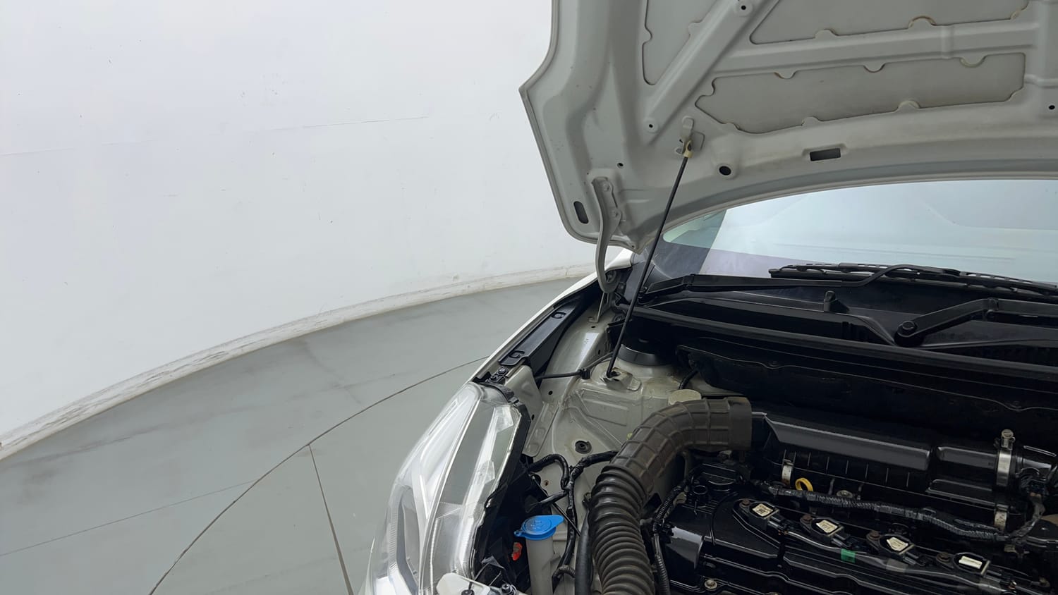 Used 2017 Maruti Suzuki Baleno Zeta 1.2 Petrol Manual engine ENGINE RIGHT SIDE HINGE & APRON VIEW