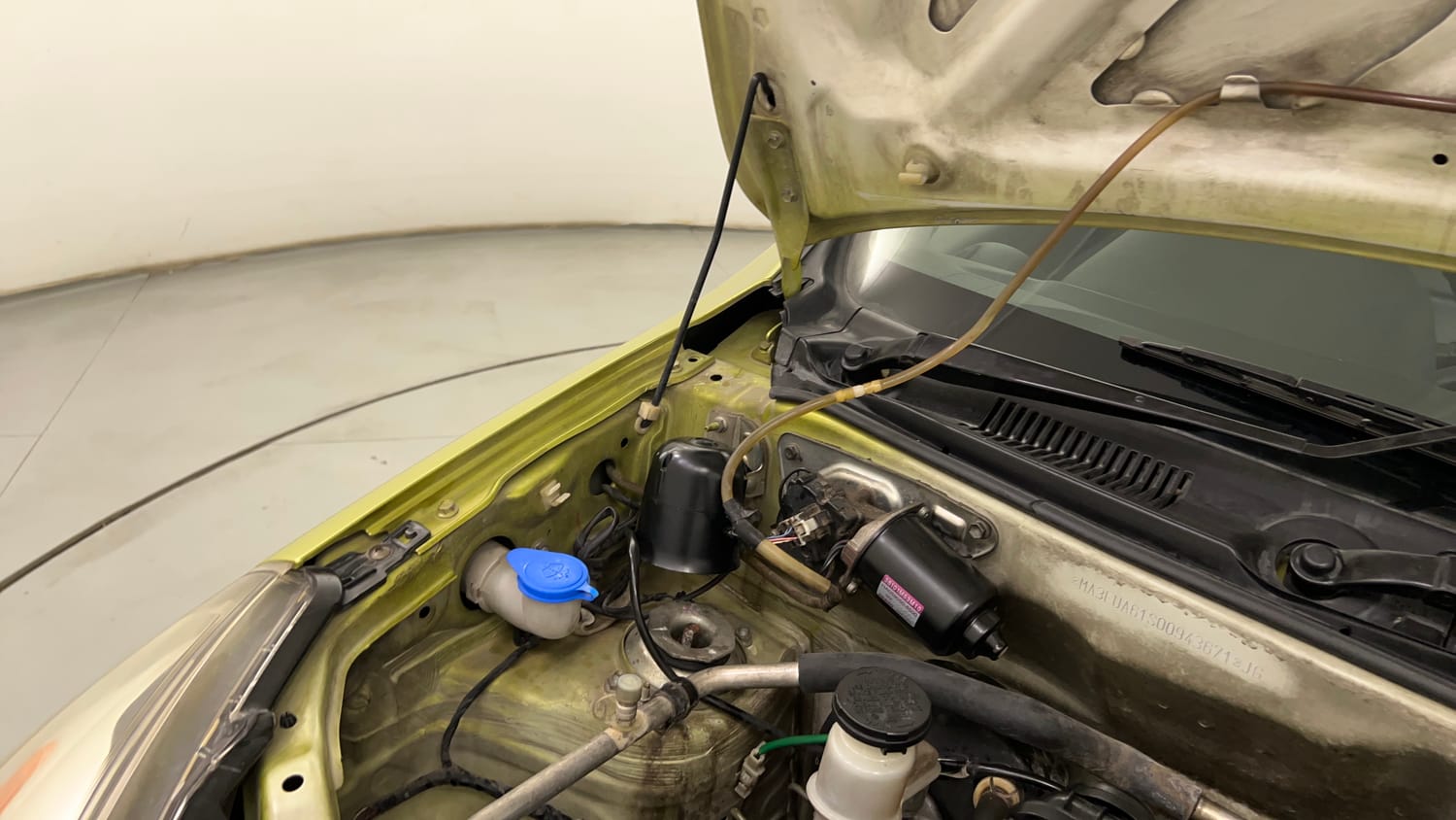 Used 2017 Maruti Suzuki Alto 800 LXi CNG (O) Cng Manual engine ENGINE RIGHT SIDE HINGE & APRON VIEW