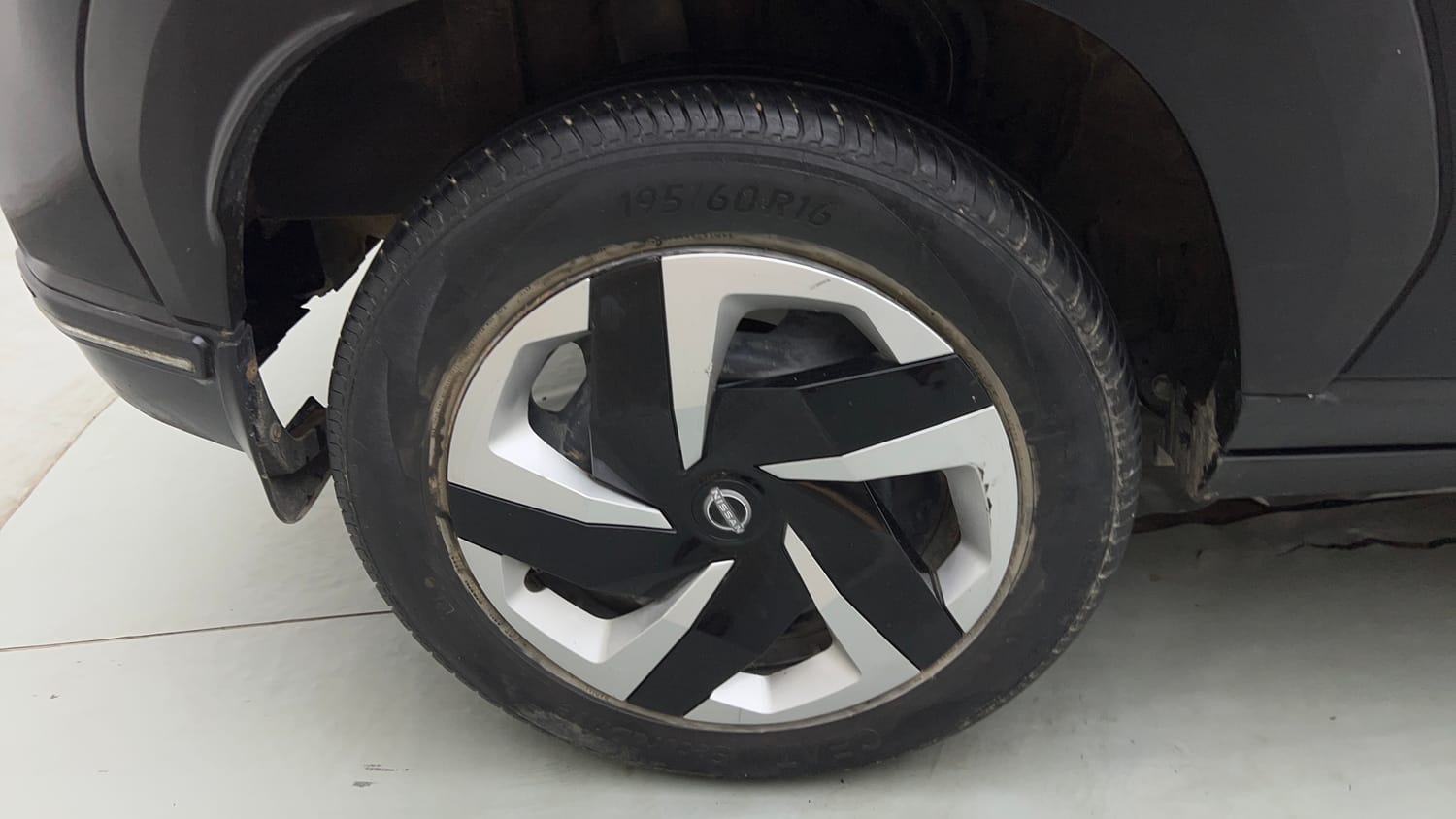 Used 2023 Nissan Magnite Geza Edition Petrol Manual tyres RIGHT REAR TYRE RIM VIEW