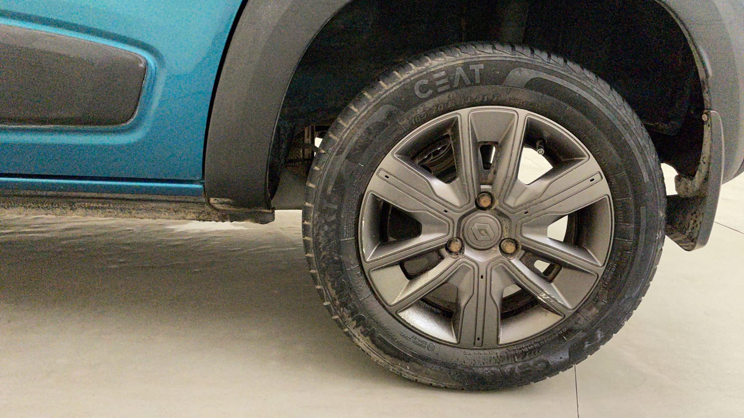 Used 2020 Renault Kwid CLIMBER 1.0 AMT Opt Petrol Automatic tyres LEFT REAR TYRE RIM VIEW