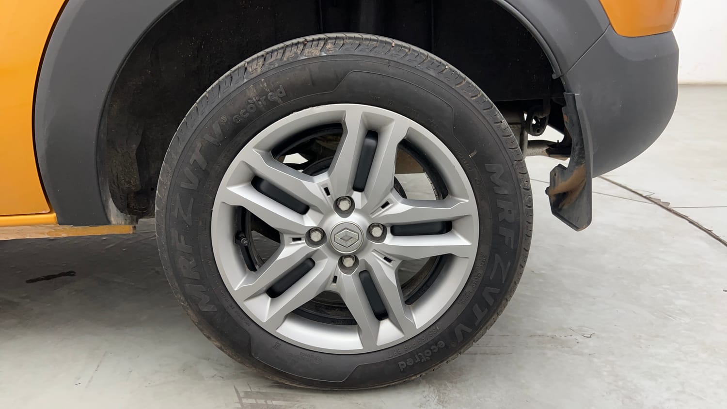 Used 2024 Renault Triber RXZ Petrol Manual tyres LEFT REAR TYRE RIM VIEW