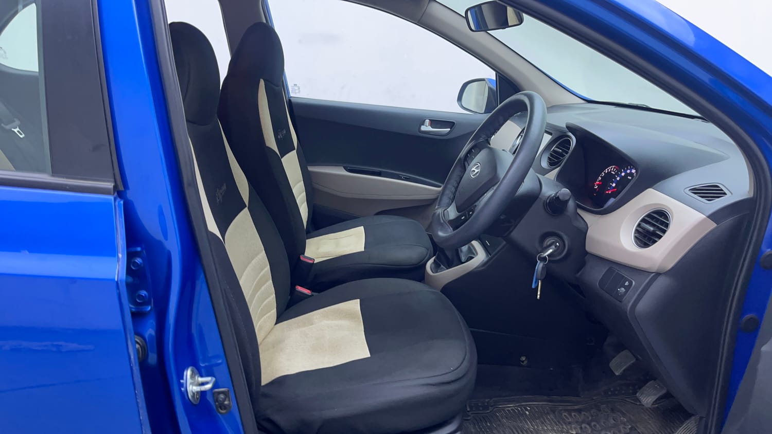 Used 2018 Hyundai Xcent SX Petrol Manual interior RIGHT SIDE FRONT DOOR CABIN VIEW