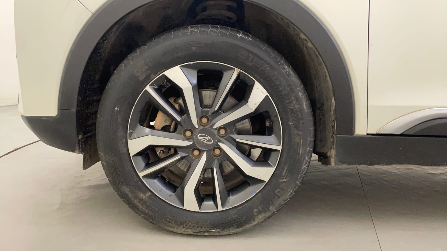 Used 2021 Mahindra XUV 300 W8 (O) 1.5 Diesel Diesel Manual tyres LEFT FRONT TYRE RIM VIEW