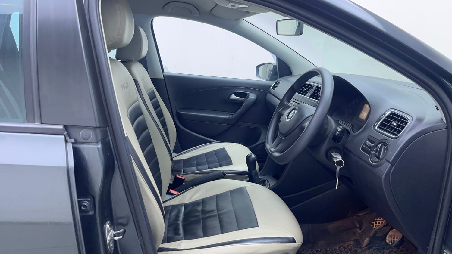 Used 2016 Volkswagen Polo Comfortline 1.2L (P) Petrol Manual interior RIGHT SIDE FRONT DOOR CABIN VIEW