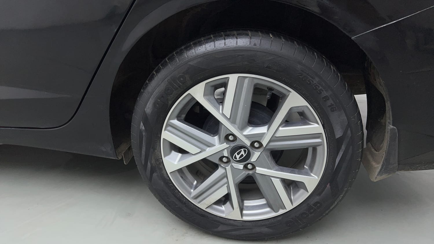 Used 2024 Hyundai Verna SX 1.5 Petrol MT Petrol Manual tyres LEFT REAR TYRE RIM VIEW