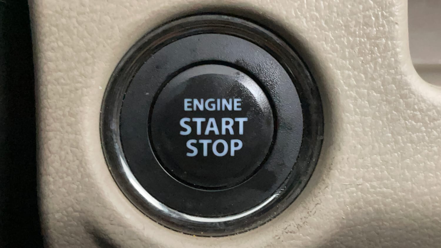 Used 2019 Maruti Suzuki Ciaz Alpha Hybrid 1.5 Petrol Manual top_features Keyless start