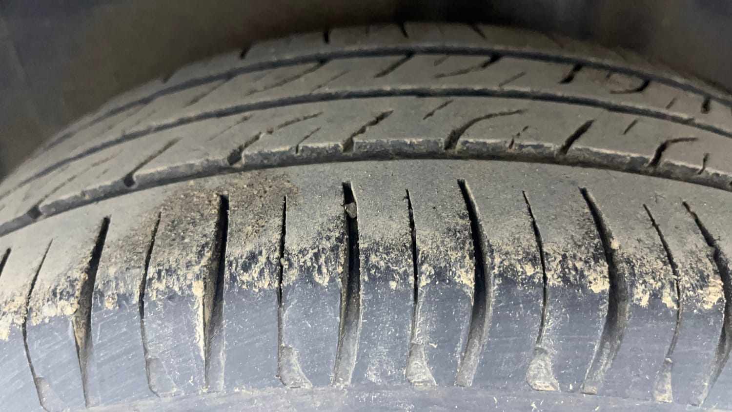 Used 2016 Volkswagen Polo Comfortline 1.2L (P) Petrol Manual tyres LEFT REAR TYRE TREAD VIEW