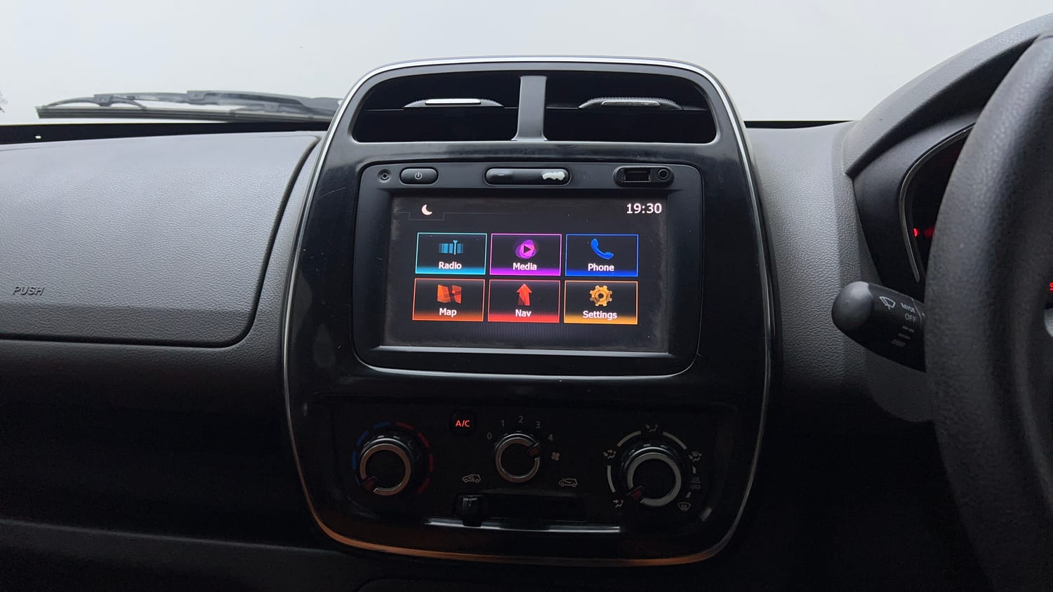 Used 2018 Renault Kwid 1.0 RXT Petrol Manual top_features Touch screen infotainment system
