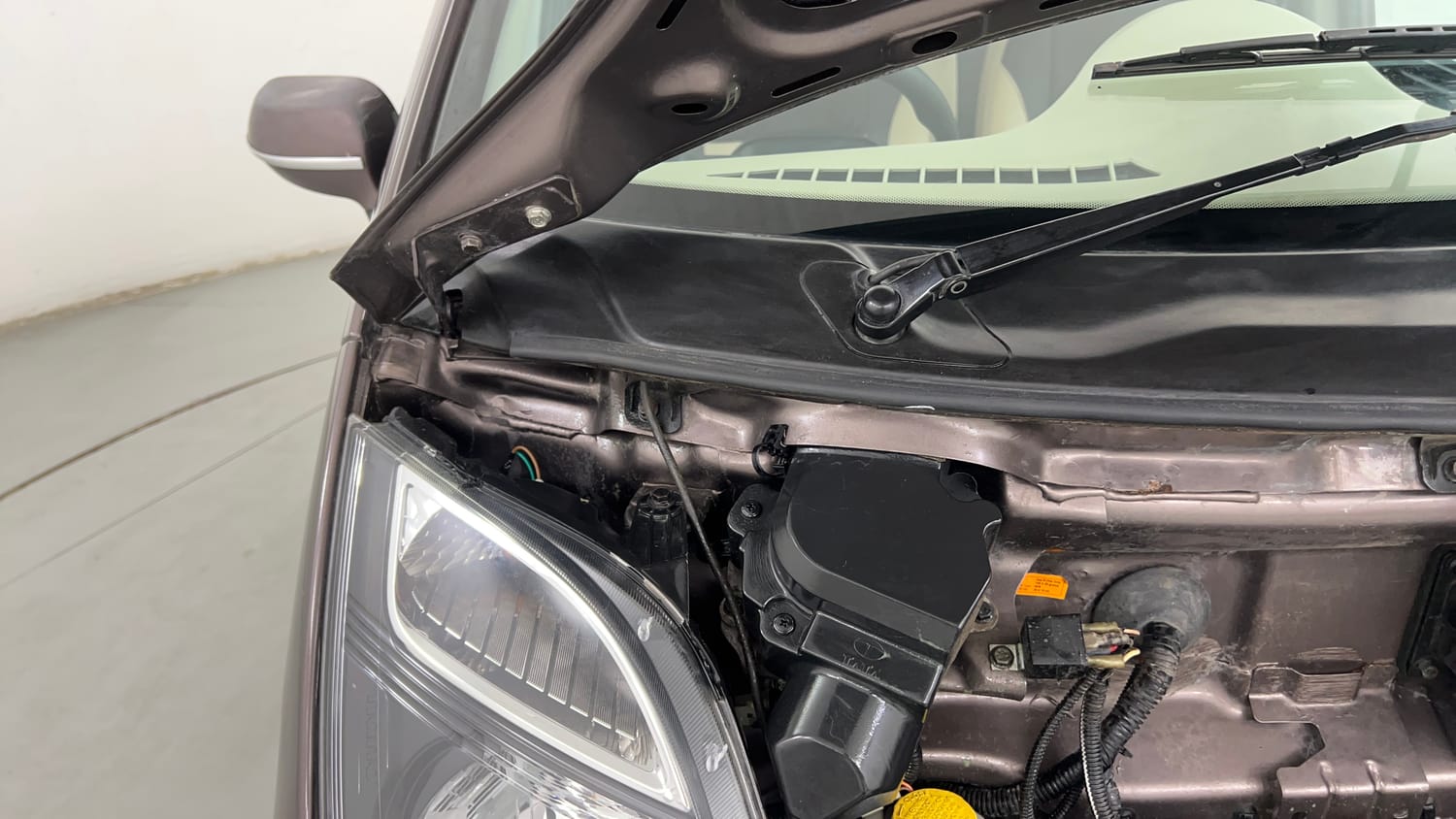 Used 2018 Tata Nano Twist XTA Petrol Automatic engine ENGINE RIGHT SIDE HINGE & APRON VIEW