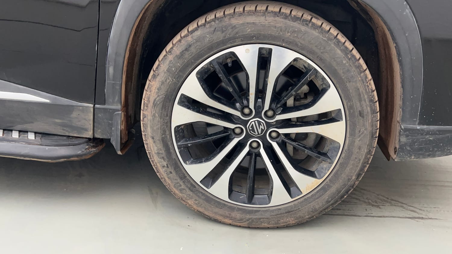 Used 2022 MG Motors Hector Plus Sharp 2.0 Diesel Turbo MT 6-STR Diesel Manual tyres RIGHT REAR TYRE RIM VIEW