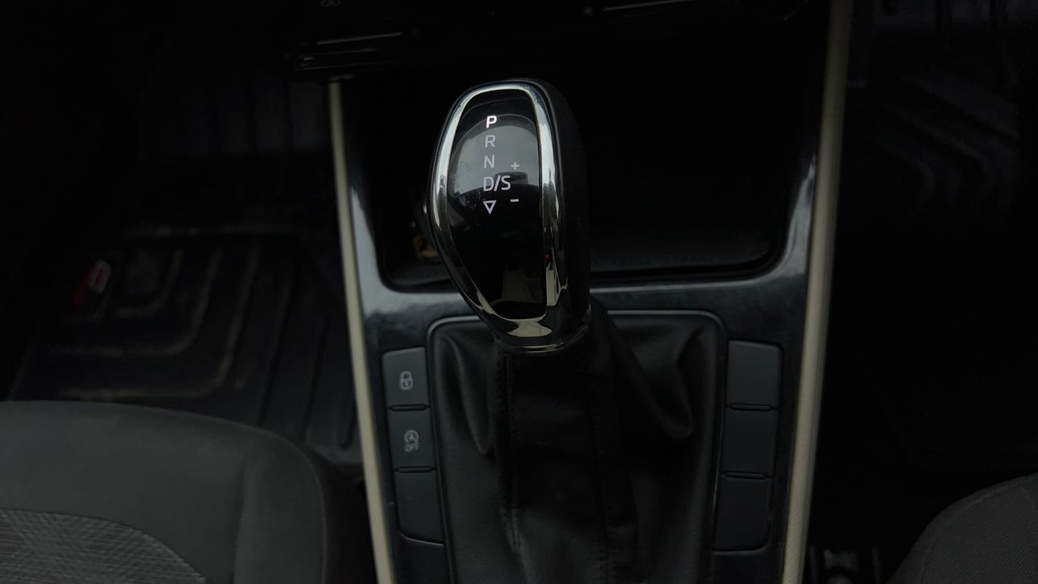 Used 2022 Skoda Slavia Ambition 1.0L TSI AT Petrol Automatic interior GEAR  KNOB VIEW