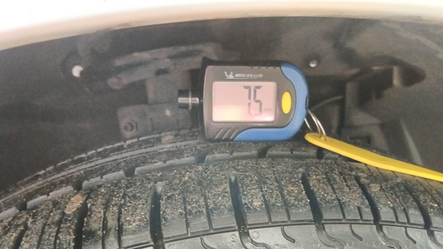 Used 2015 Maruti Suzuki Ertiga Vxi Petrol Manual tyres RIGHT FRONT TYRE TREAD VIEW