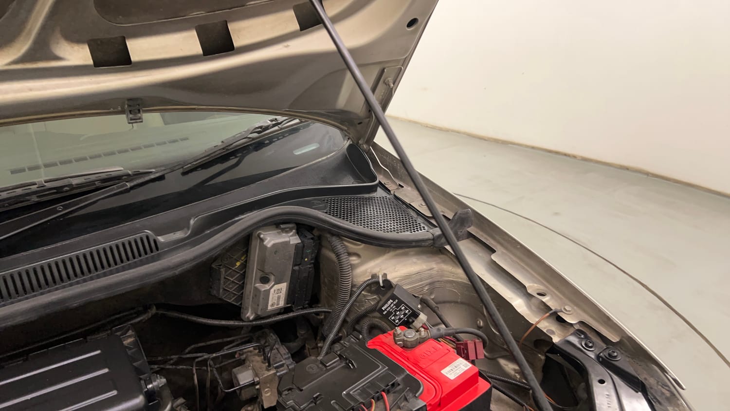 Used 2014 Volkswagen Vento Highline Petrol Petrol Manual engine ENGINE LEFT SIDE HINGE & APRON VIEW