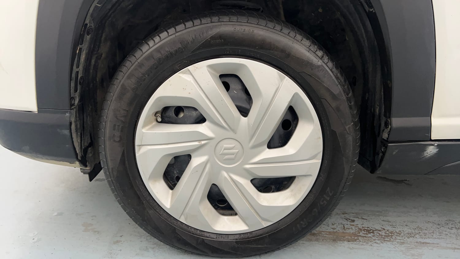 Used 2026 Maruti Suzuki Victoris VXI MT 2W Petrol Manual tyres LEFT FRONT TYRE RIM VIEW