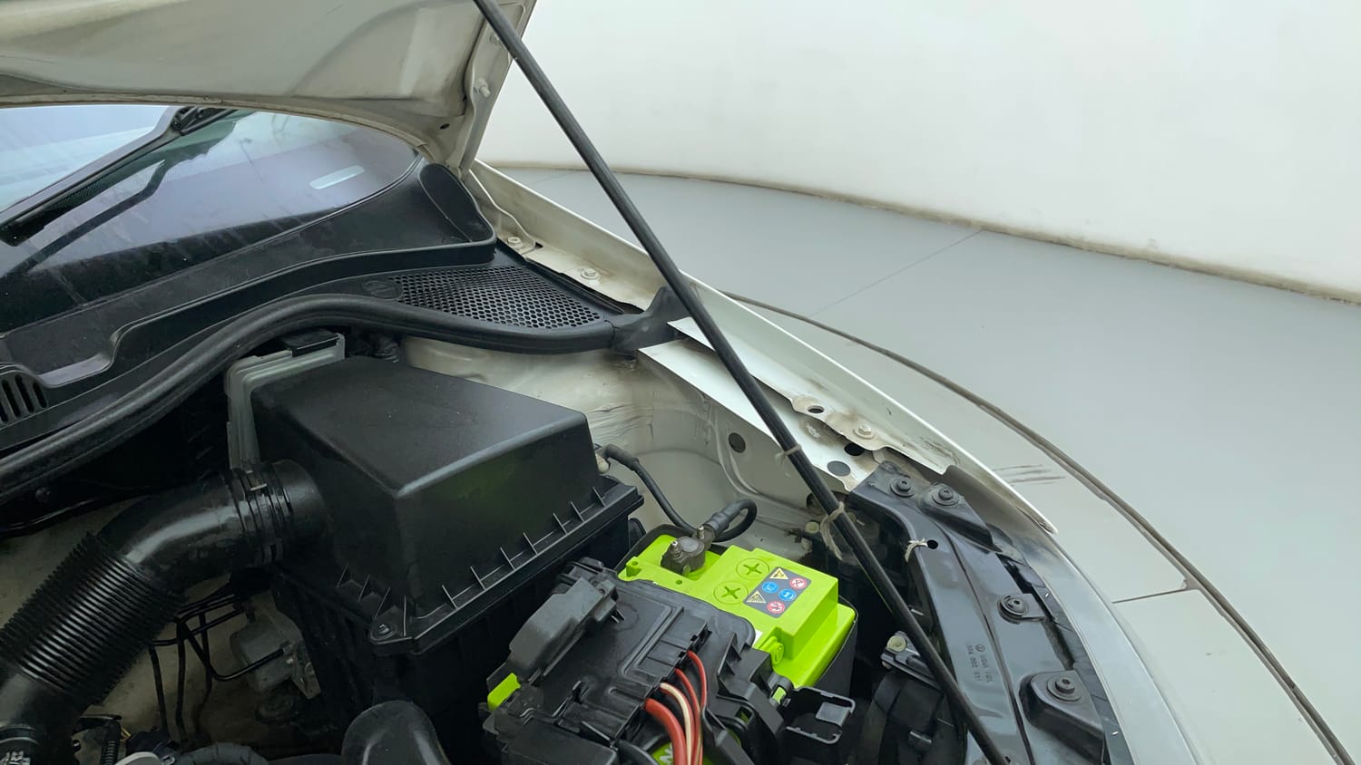 Used 2017 Volkswagen Ameo Comfortline 1.2L (P) Petrol Manual engine ENGINE LEFT SIDE HINGE & APRON VIEW