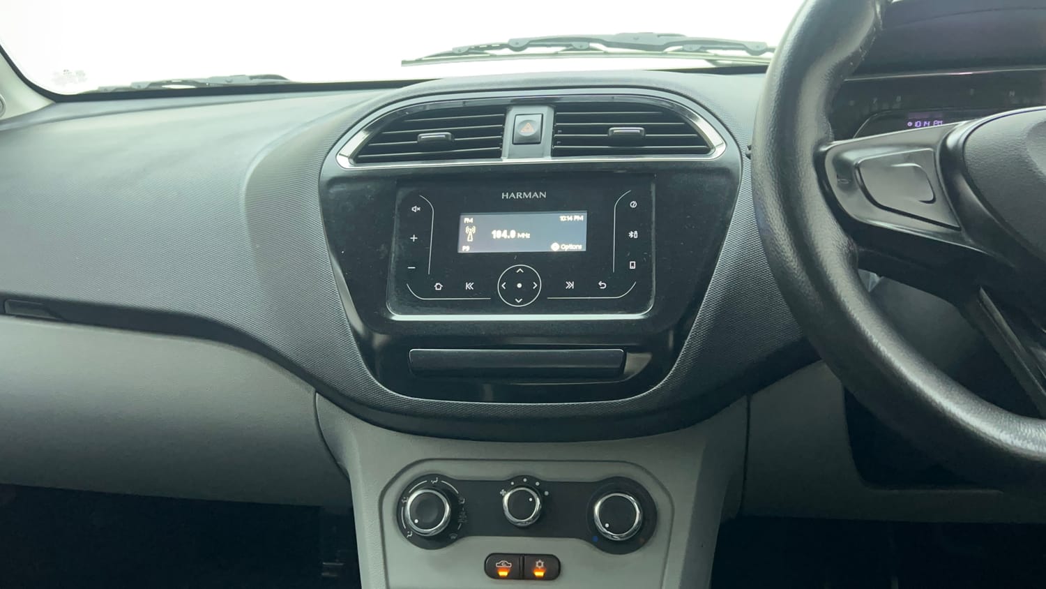 Used 2020 Tata Tiago XT Petrol Manual top_features Integrated (in-dash) music system