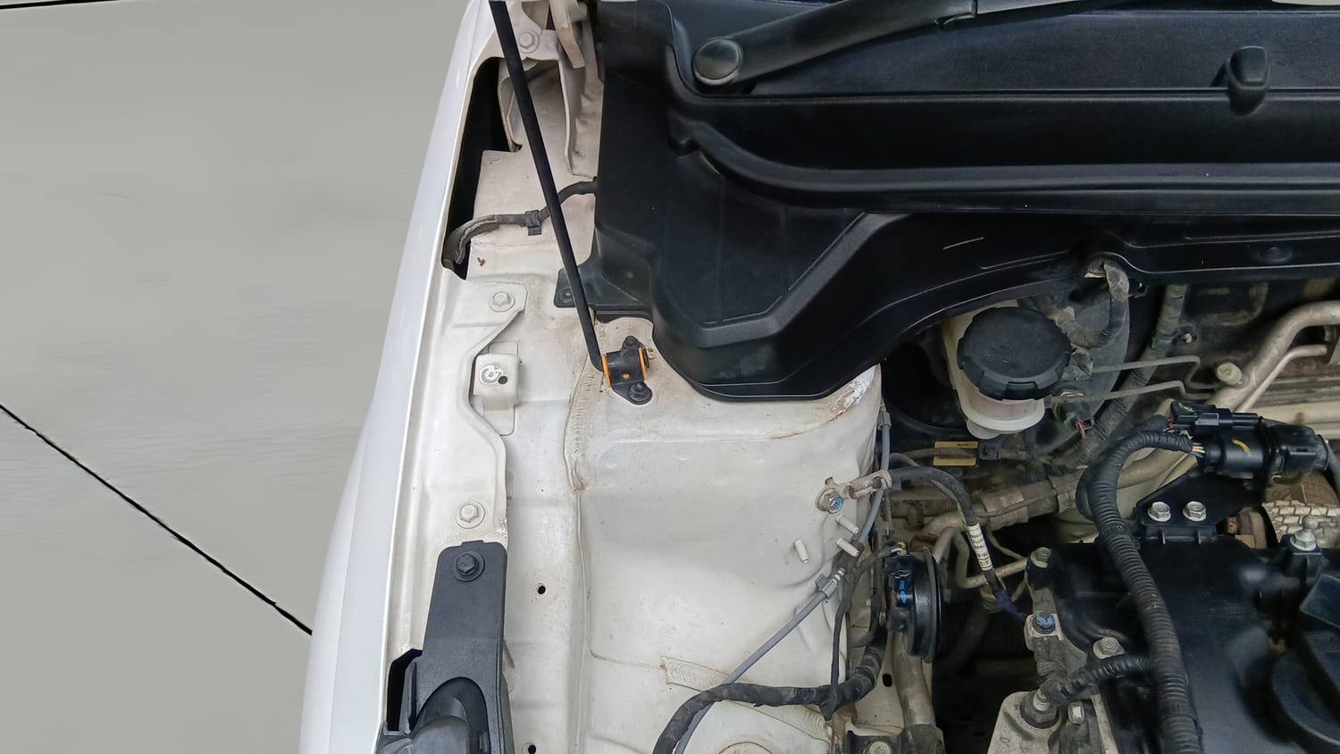 Used 2021 Hyundai i20 Asta 1.2 IVT Petrol Automatic engine ENGINE RIGHT SIDE HINGE & APRON VIEW