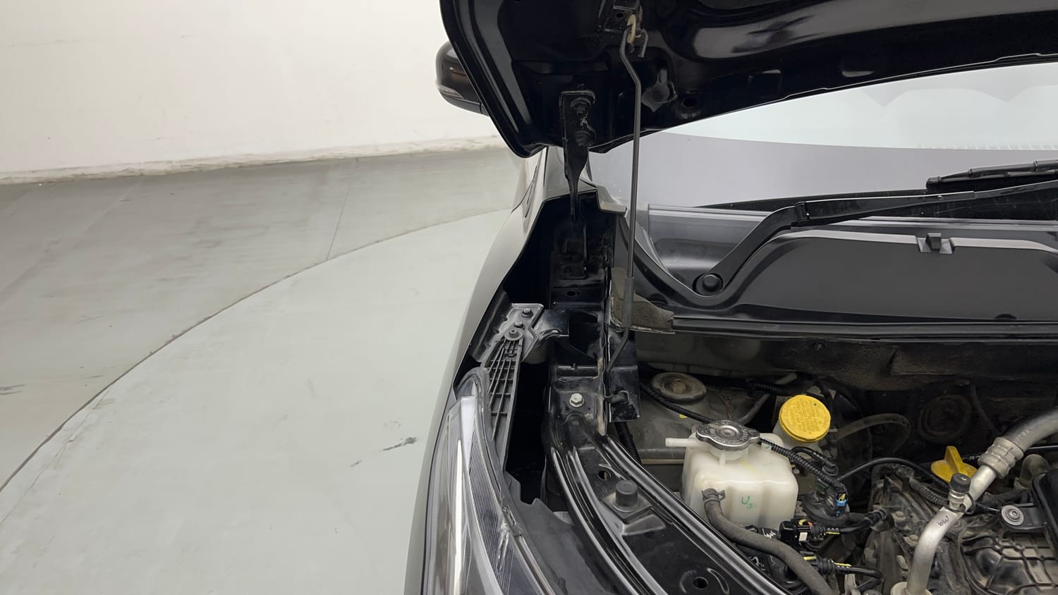 Used 2023 Nissan Magnite Geza Edition Petrol Manual engine ENGINE RIGHT SIDE HINGE & APRON VIEW