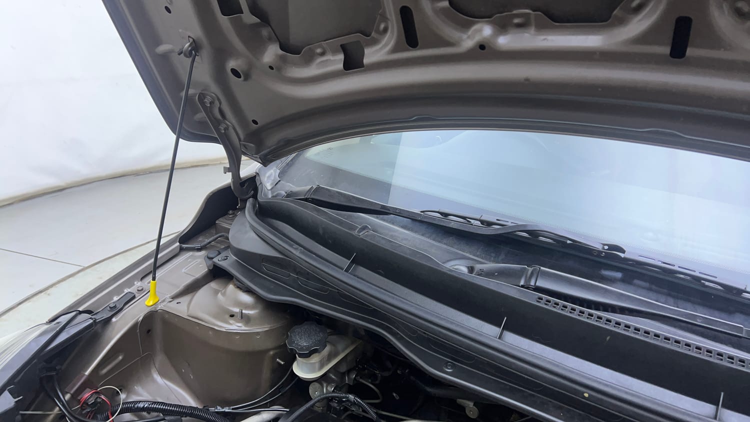 Used 2012 Hyundai i20 Magna 1.2 Petrol Manual engine ENGINE RIGHT SIDE HINGE & APRON VIEW
