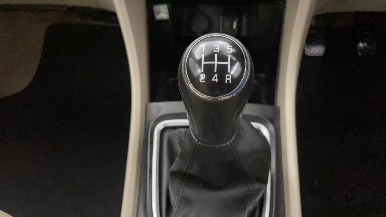 Used 2019 Maruti Suzuki Ciaz Alpha Hybrid 1.5 Petrol Manual interior GEAR  KNOB VIEW