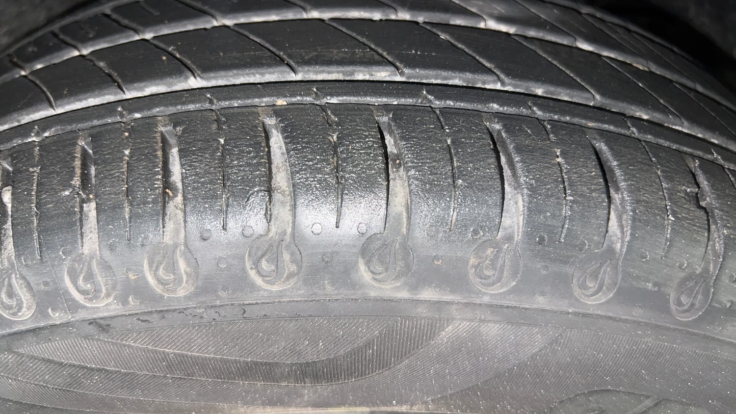 Used 2024 Tata Tiago EV XT Medium Range Electric Automatic tyres RIGHT FRONT TYRE TREAD VIEW