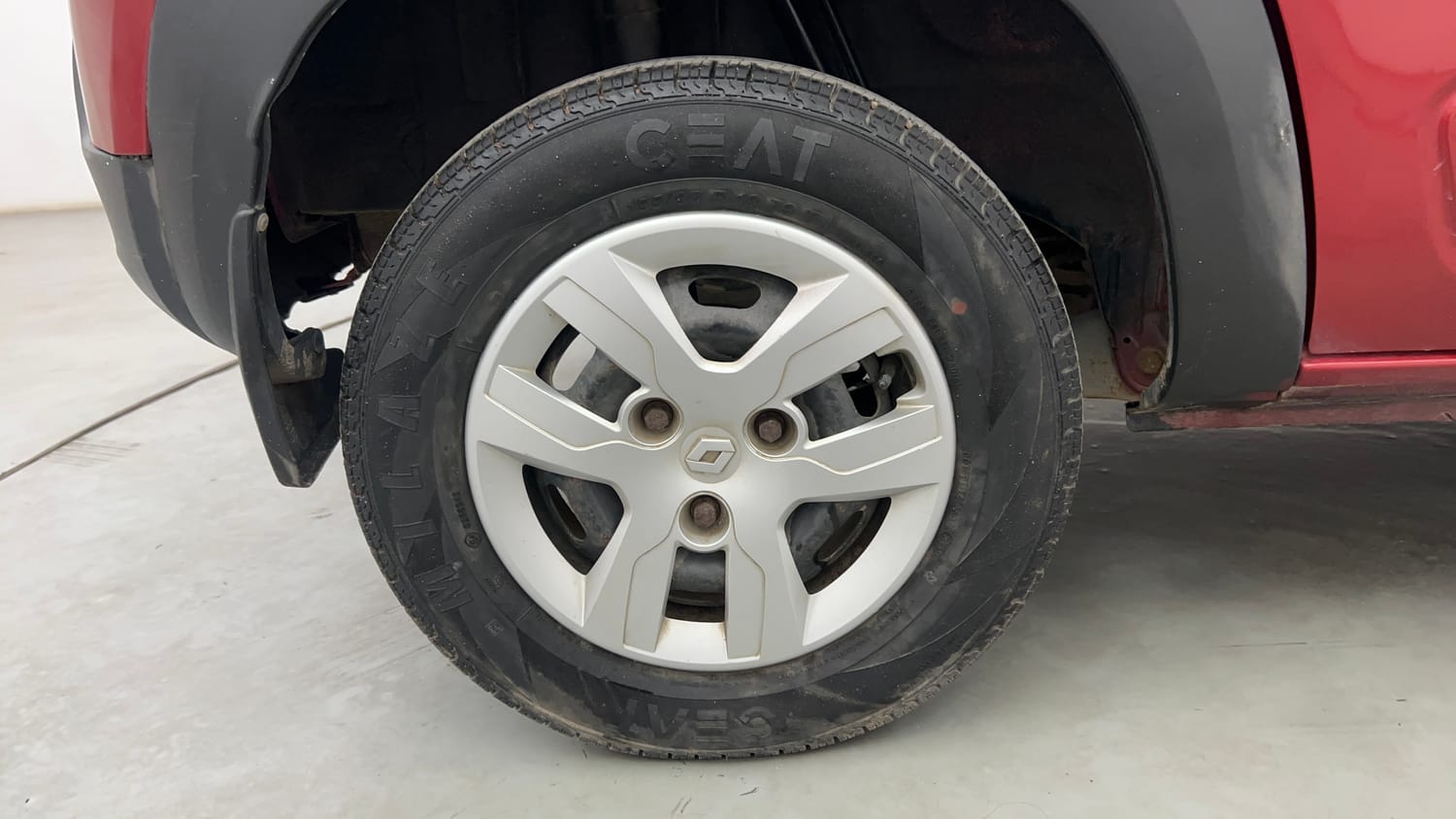 Used 2019 Renault Kwid RXT (O) 1.0 SCE Edition Petrol Manual tyres RIGHT REAR TYRE RIM VIEW