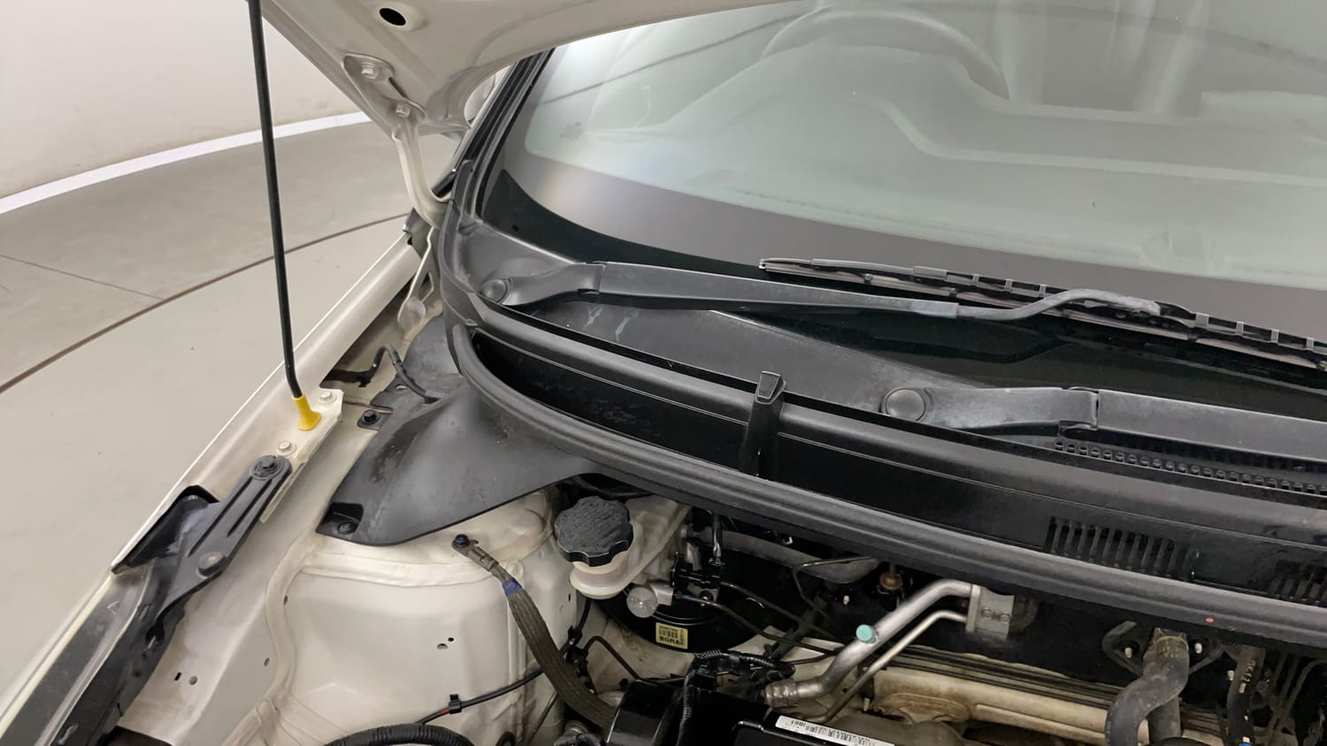 Used 2017 Hyundai Elite i20 Asta 1.2 Dual Tone Petrol Manual engine ENGINE RIGHT SIDE HINGE & APRON VIEW