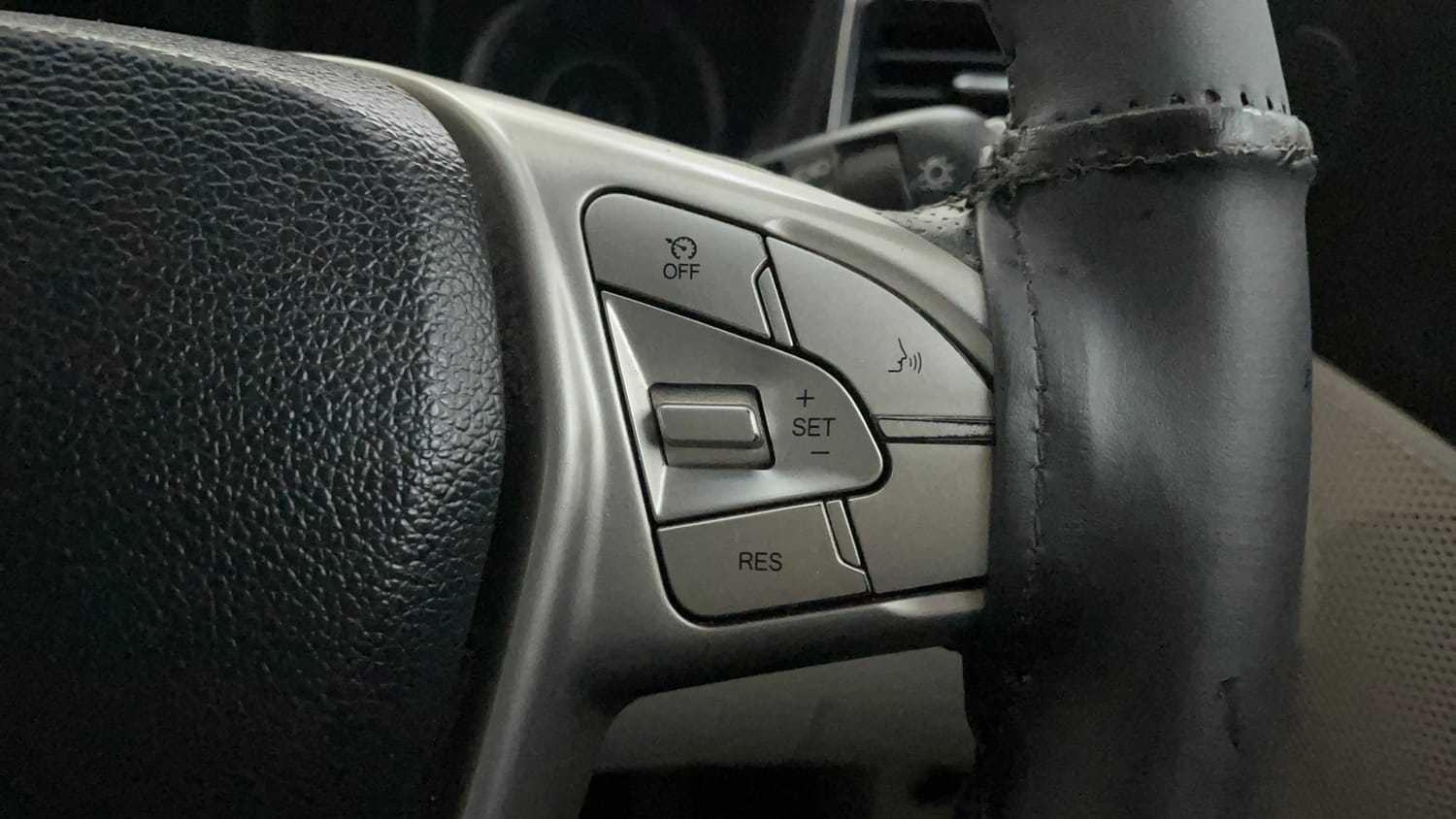 Used 2021 Mahindra XUV 300 W8 (O) 1.5 Diesel Diesel Manual top_features Cruise control