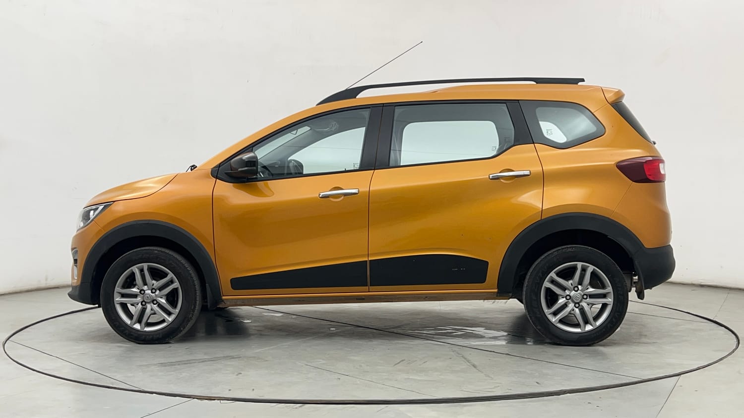 Used 2024 Renault Triber RXZ Petrol Manual exterior LEFT SIDE VIEW