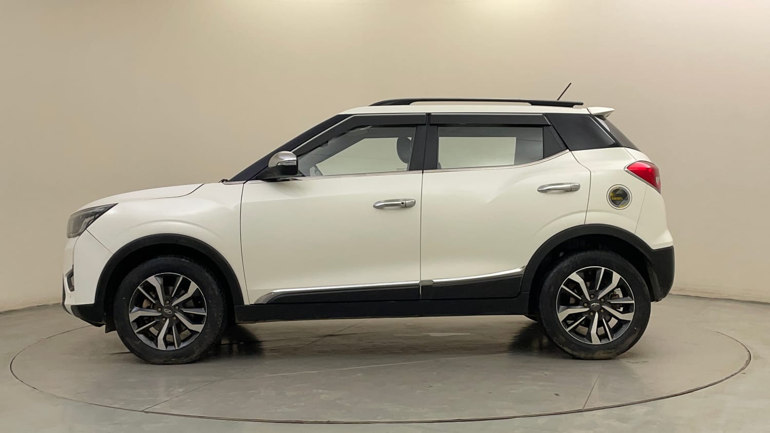 Used 2021 Mahindra XUV 300 W8 (O) 1.5 Diesel Diesel Manual exterior LEFT SIDE VIEW