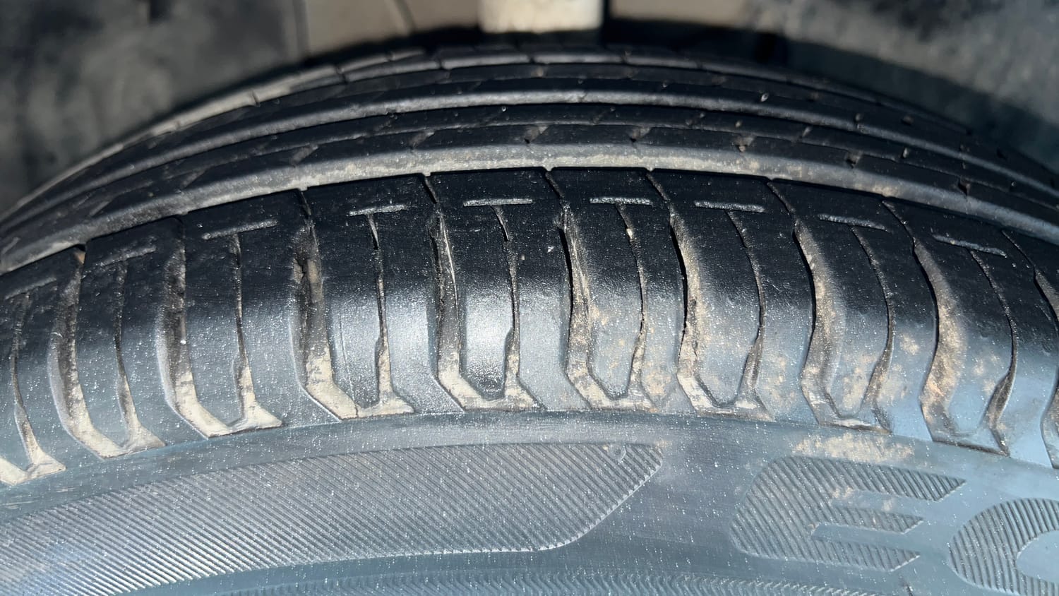 Used 2022 Tata Altroz XE Petrol Petrol Manual tyres RIGHT FRONT TYRE TREAD VIEW