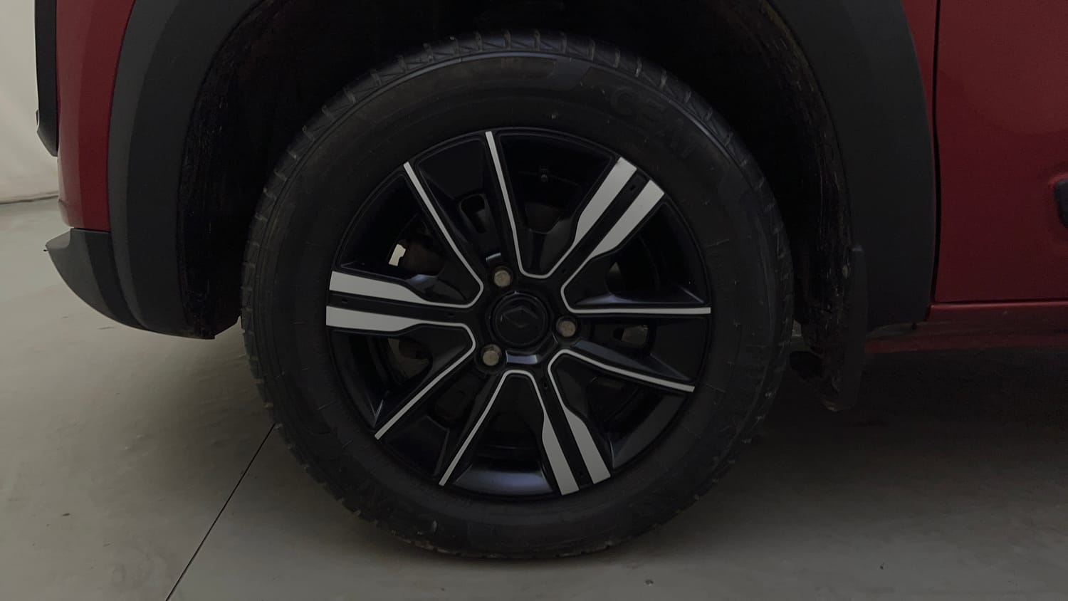 Used 2024 Renault Kwid CLIMBER 1.0 AMT Dual Tone Petrol Automatic tyres LEFT FRONT TYRE RIM VIEW