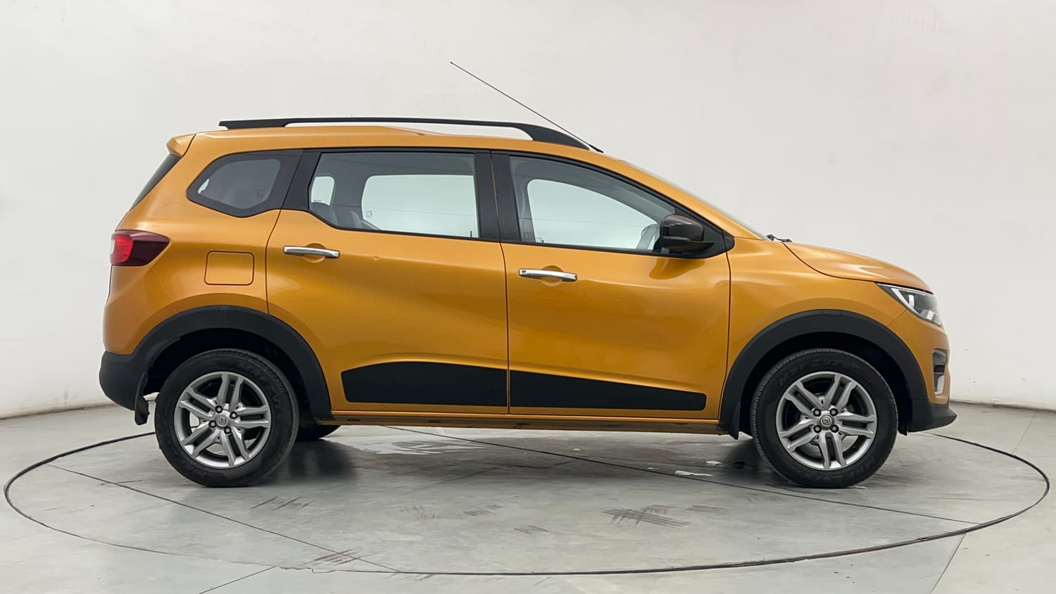 Used 2024 Renault Triber RXZ Petrol Manual exterior RIGHT SIDE VIEW