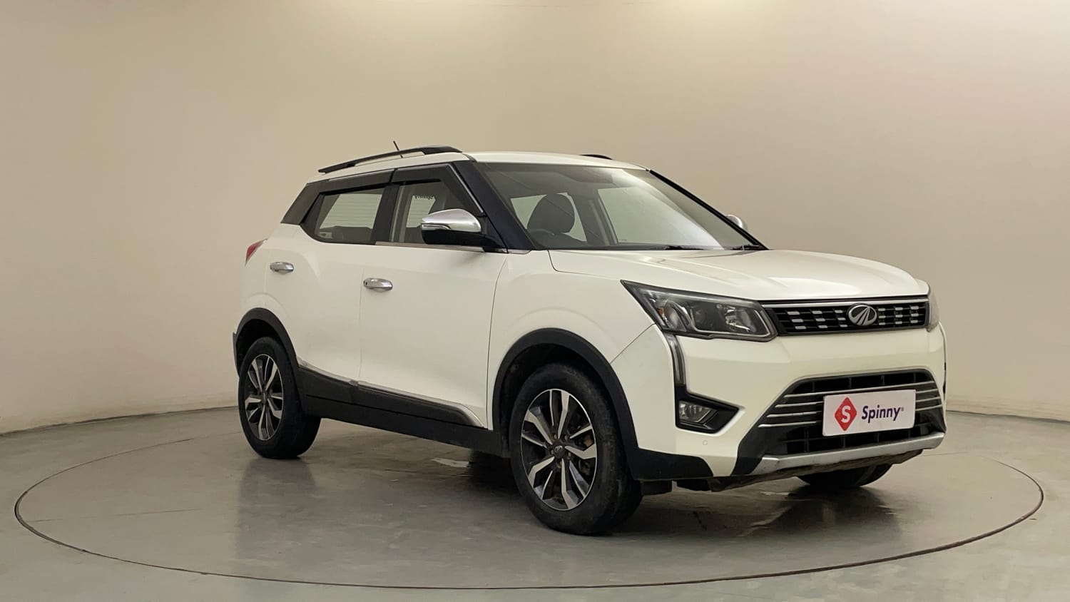 Used 2021 Mahindra XUV 300 W8 (O) 1.5 Diesel Diesel Manual exterior RIGHT FRONT CORNER VIEW
