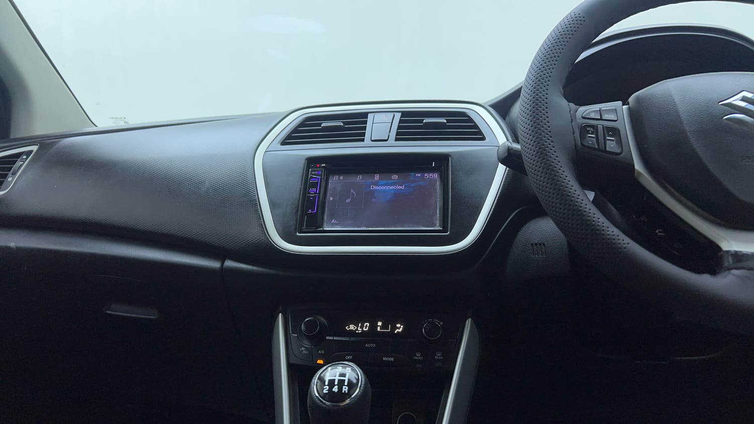 Used 2015 Maruti Suzuki S-Cross Alpha 1.3 Diesel Manual top_features Touch screen infotainment system