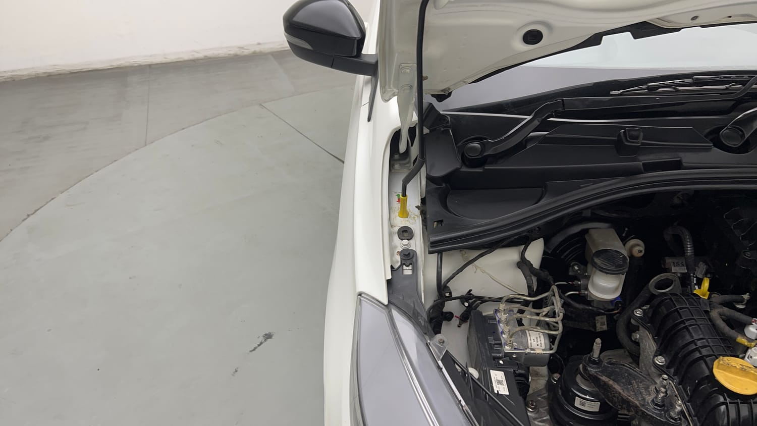 Used 2024 Tata Tiago XTA iCNG Cng Automatic engine ENGINE RIGHT SIDE HINGE & APRON VIEW