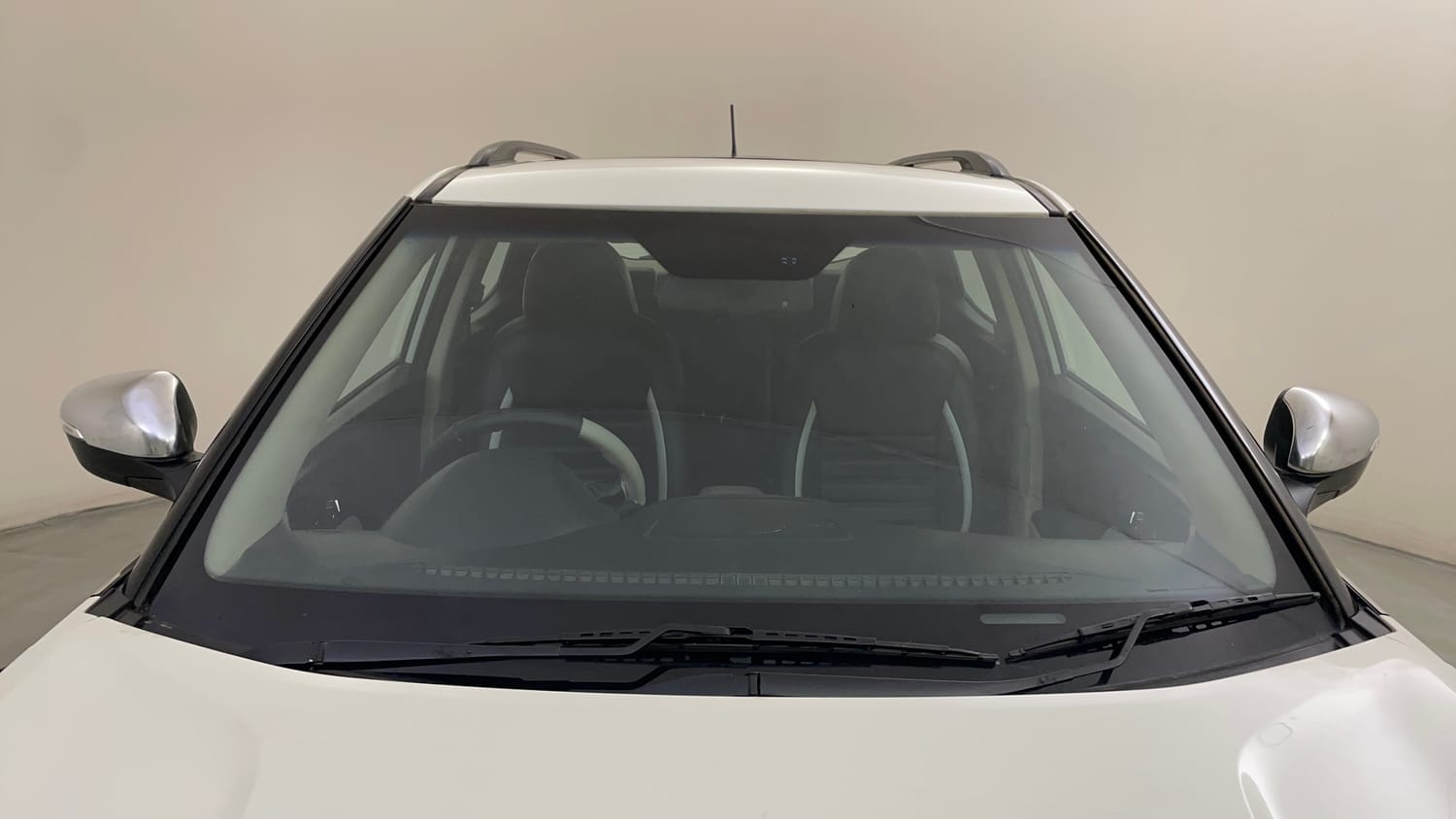 Used 2021 Mahindra XUV 300 W8 (O) 1.5 Diesel Diesel Manual exterior FRONT WINDSHIELD VIEW