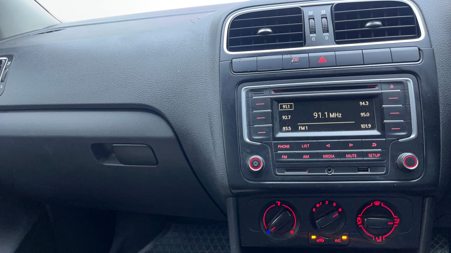 Used 2016 Volkswagen Polo Comfortline 1.2L (P) Petrol Manual interior MUSIC SYSTEM & AC CONTROL VIEW