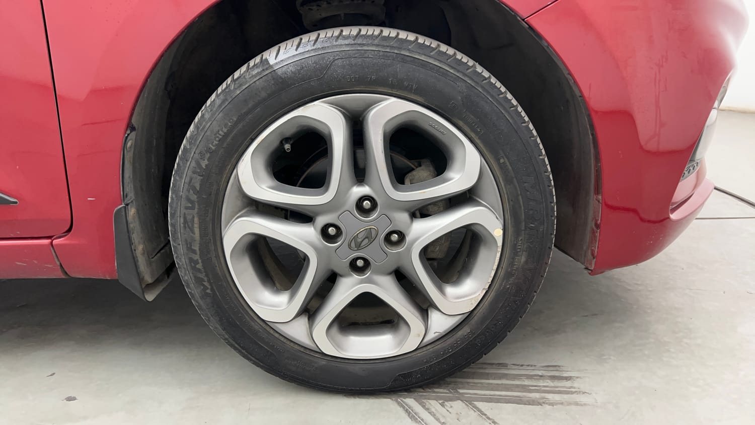 Used 2019 Hyundai Elite i20 Asta 1.2 (O) CVT Petrol Automatic tyres RIGHT FRONT TYRE RIM VIEW