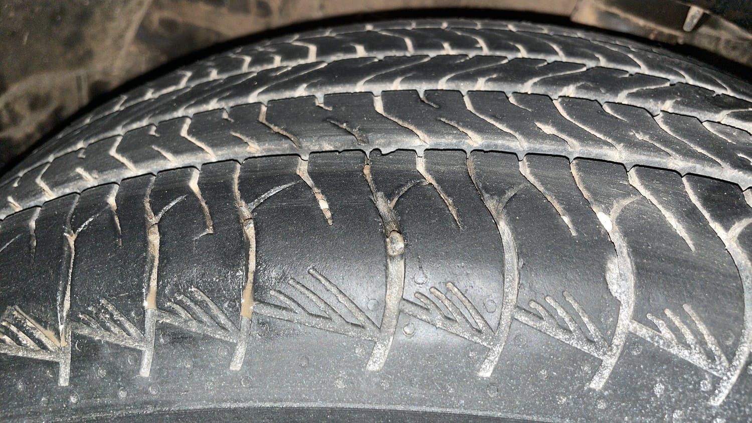 Used 2021 Mahindra XUV 300 W8 (O) 1.5 Diesel Diesel Manual tyres LEFT FRONT TYRE TREAD VIEW