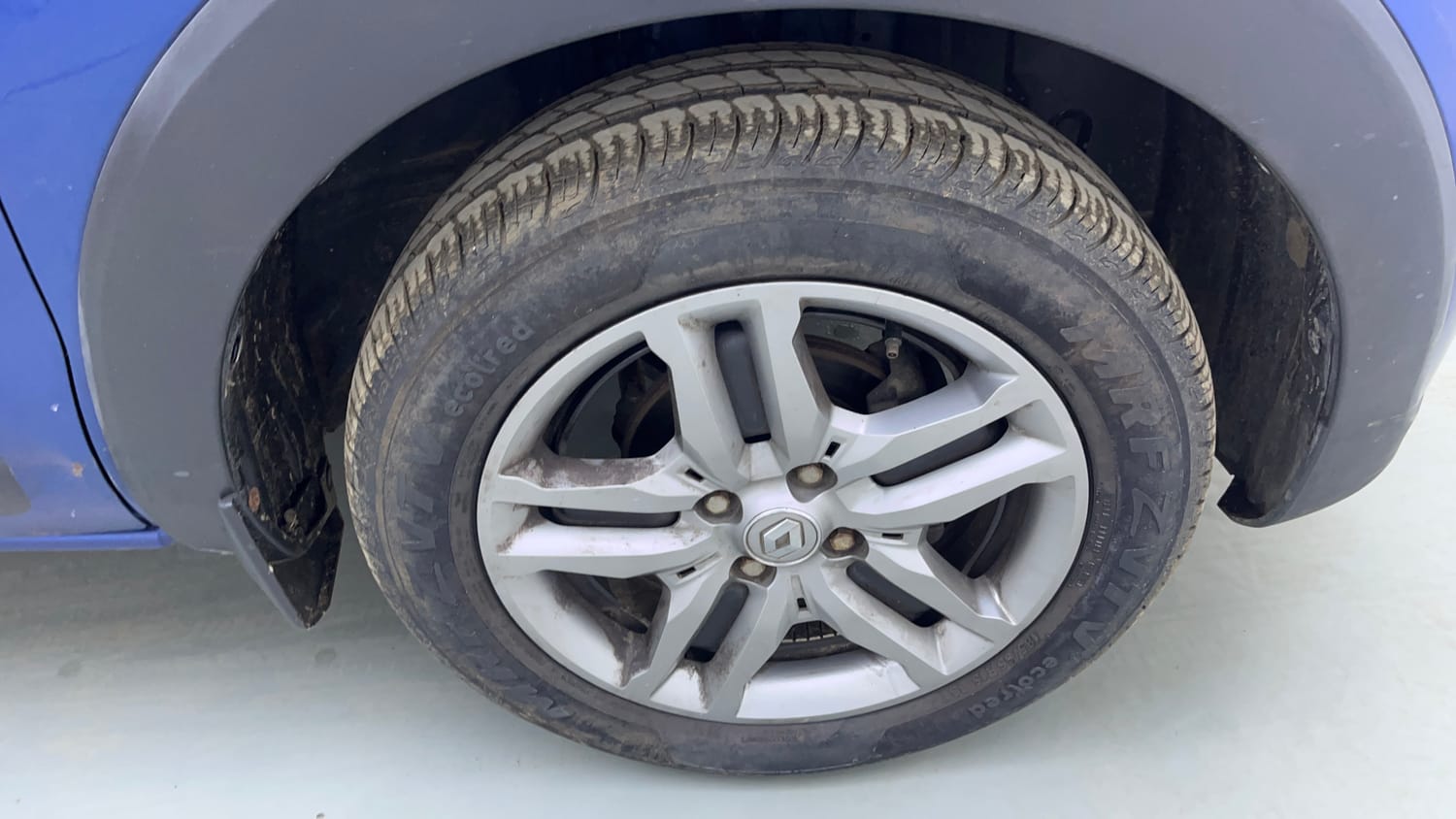 Used 2021 Renault Triber RXZ Petrol Manual tyres RIGHT FRONT TYRE RIM VIEW