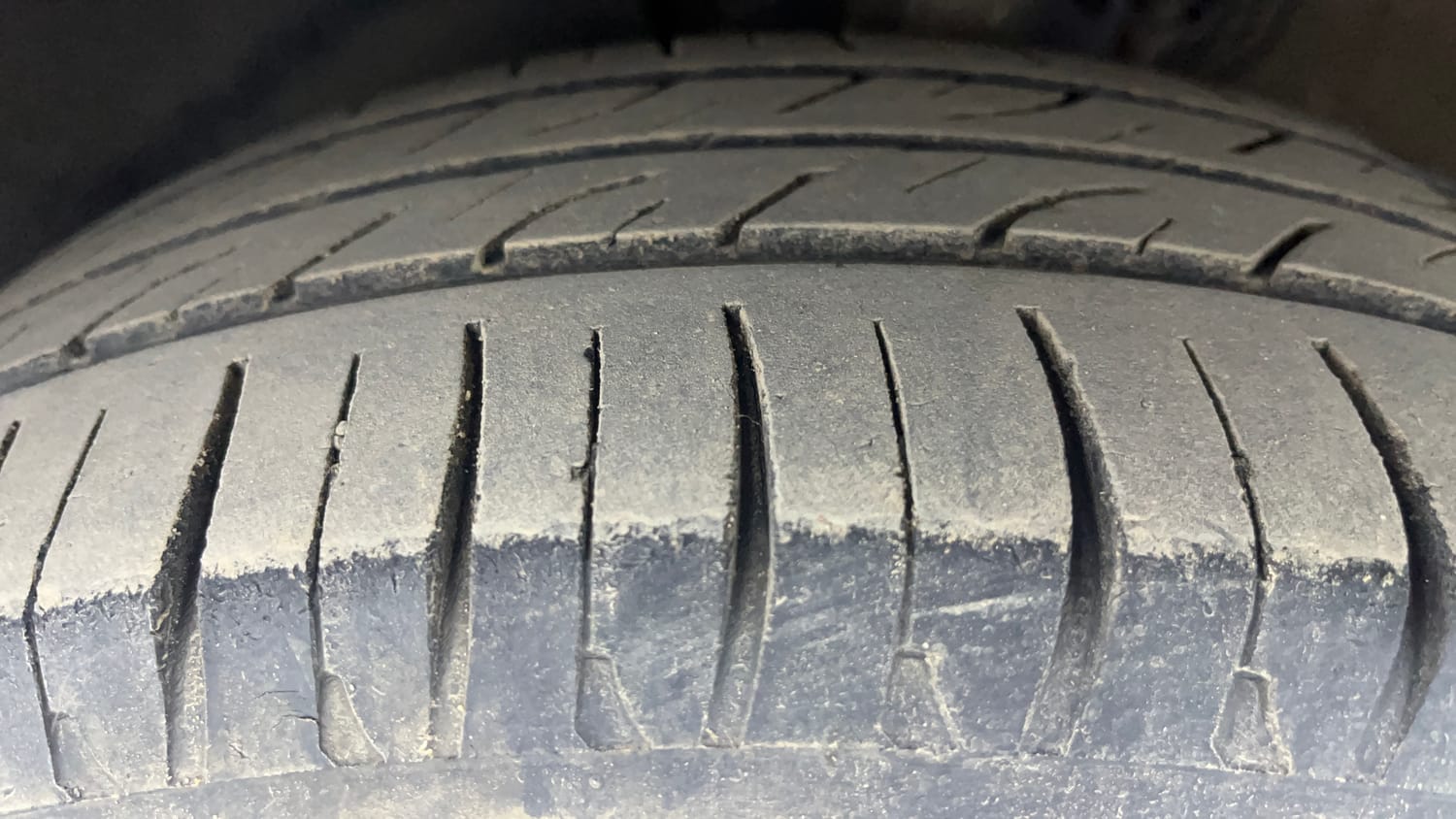 Used 2016 Volkswagen Polo Comfortline 1.2L (P) Petrol Manual tyres LEFT FRONT TYRE TREAD VIEW