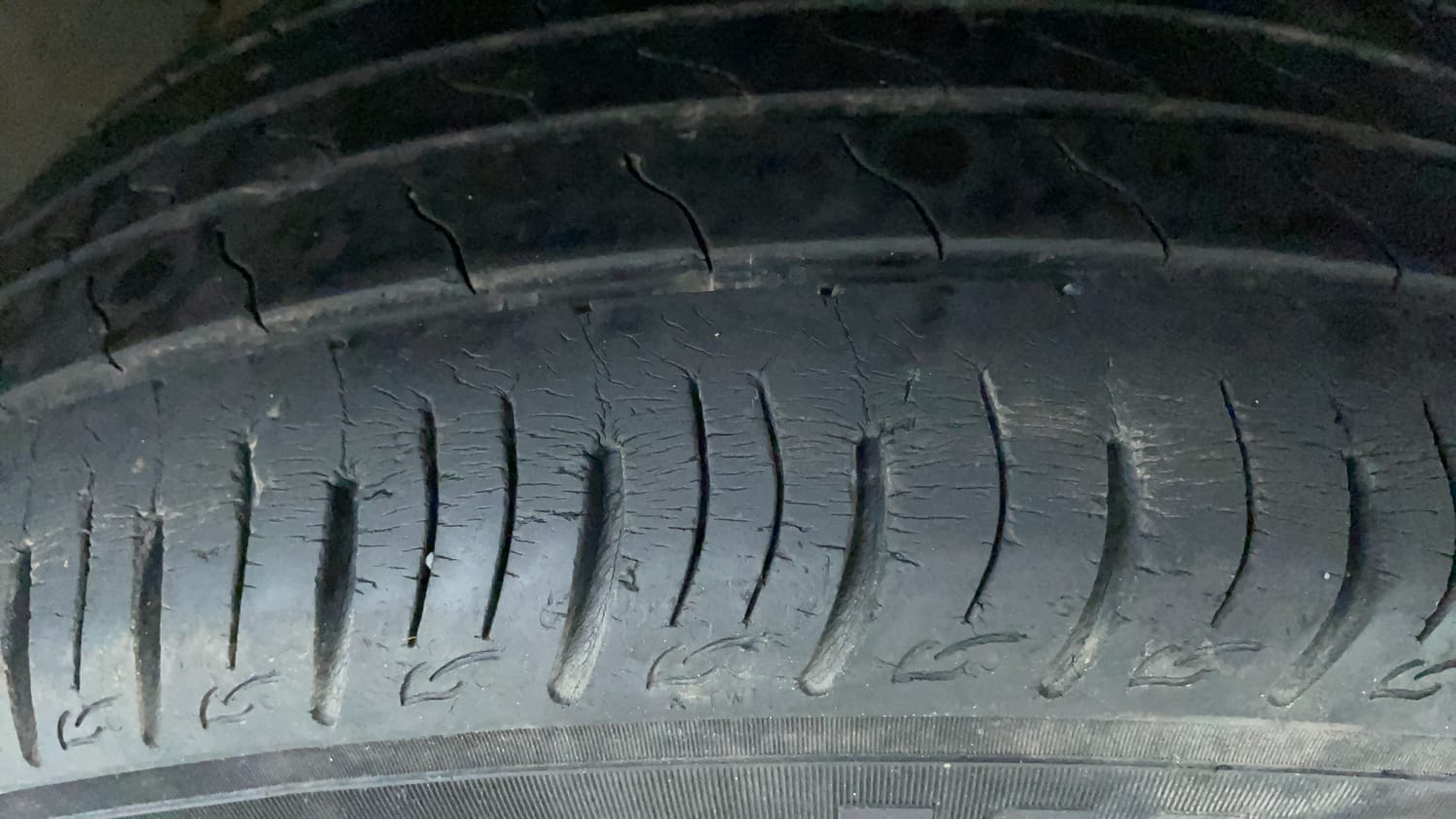 Used 2022 maruti-suzuki Vitara Brezza VXi Petrol Manual tyres RIGHT FRONT TYRE TREAD VIEW