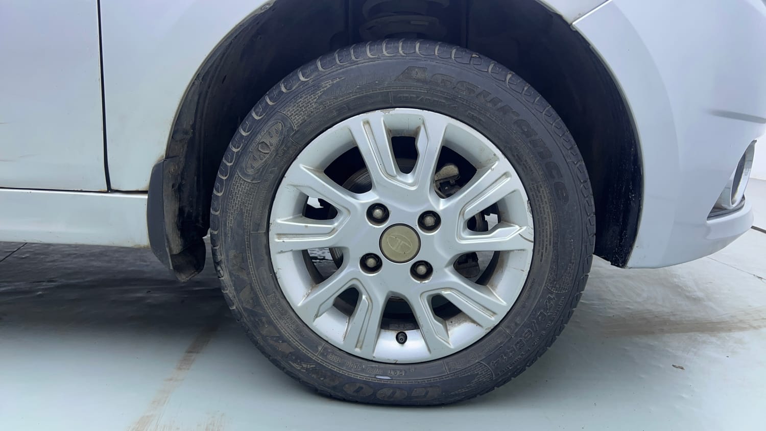 Used 2017 Tata Tiago Revotron XZA Petrol Automatic tyres RIGHT FRONT TYRE RIM VIEW