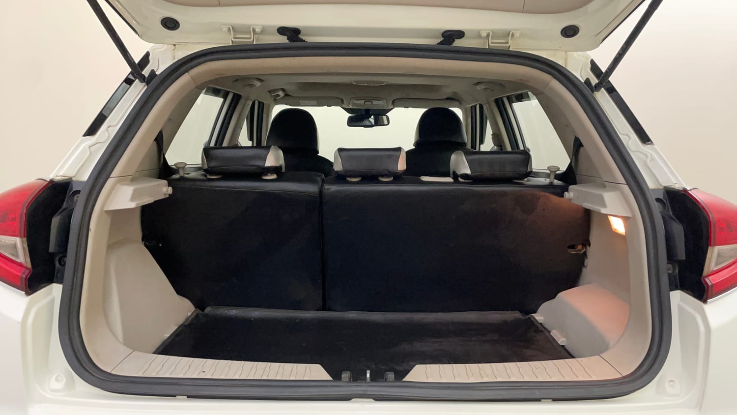 Used 2021 Mahindra XUV 300 W8 (O) 1.5 Diesel Diesel Manual interior DICKY INSIDE VIEW